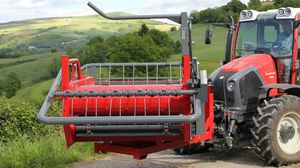 dérouleuse de balles montée sur tracteur