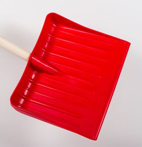 pelle avec manche en bois