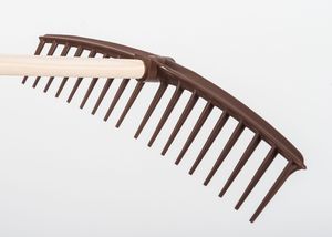 râteau avec manche en bois