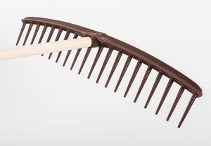 râteau avec manche en bois