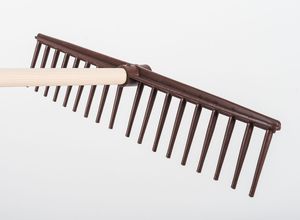 râteau avec manche en bois