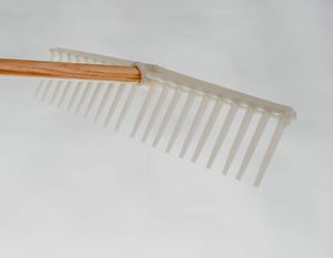 râteau avec manche en bois