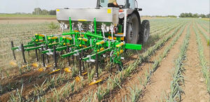 bineuse montée sur tracteur