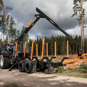 grue forestière montée sur remorque