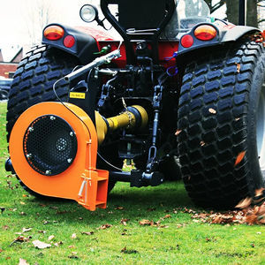 souffleur de feuilles monté sur tracteur