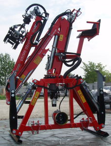 grue forestière montée sur tracteur 1
