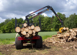 grue forestière montée sur tracteur