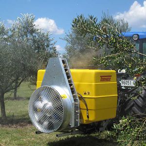 atomiseur agricole monté sur tracteur