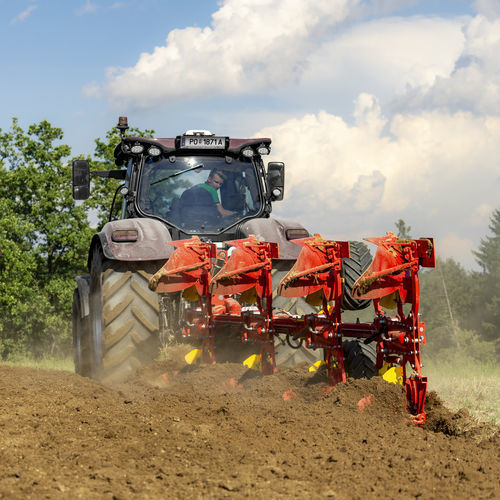 Charrue à versoir - SERVO 3000 series - PÖTTINGER Landtechnik GmbH - portée / 1 - 10 corps / réversible