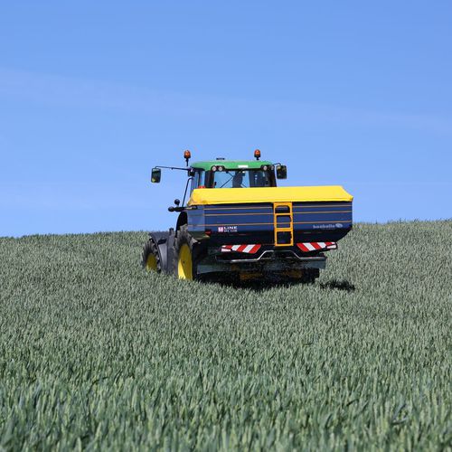 Distributeur d'engrais monté sur tracteur - M35 plus - BOGBALLE A/S - solide / grande largeur / avec GPS