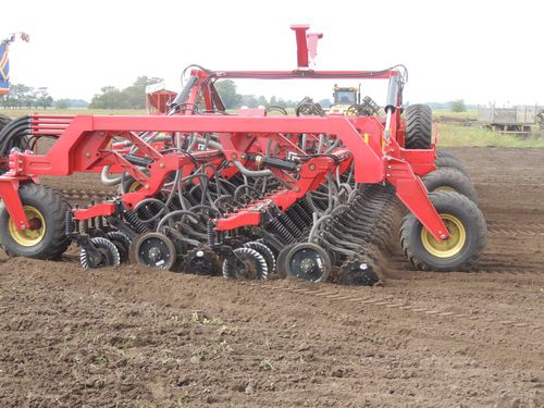 Semoir en ligne pneumatique - G-600 - E. Gherardi e Hijos S.A. - traîné / pliable / avec contrôle de la profondeur