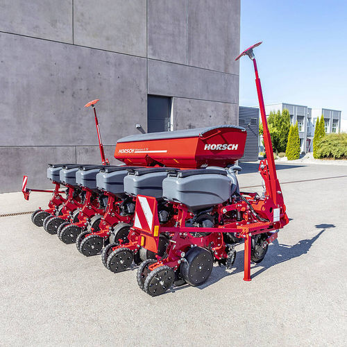 Semoir de précision pneumatique - Maestro TV / TX - HORSCH Maschinen GmbH - avec attelage trois points / avec dépôt d'engrais / monté sur tracteur