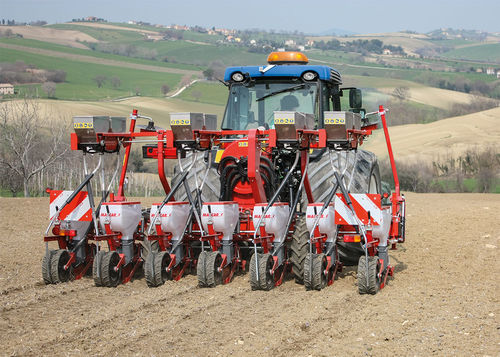 Semoir de précision pneumatique - Futura-5 - MASCAR Spa - monté sur tracteur / avec attelage trois points / avec dépôt d'engrais