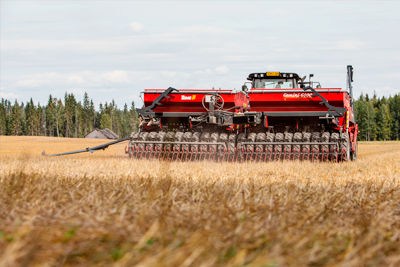 Semoir en ligne pneumatique - GEMINI - TUME-AGRI Oy - 24 rangs / monté sur tracteur / avec dépôt d'engrais