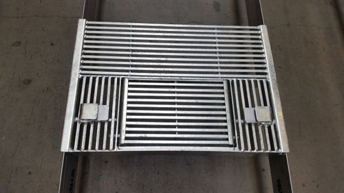 Caillebotis en métal - Leenders Roosters BV - pour élevage porcin / avec ouverture d'accès