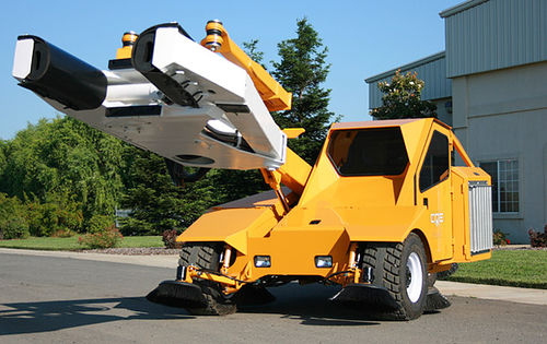 Vibreur arboricole d'amandes - M7 - Coe Orchard Equipment, Inc. - de noix de pécan / automoteur / hydraulique