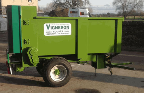 Épandeur de fumier traîné - Atelierhoussa - à hérissons horizontaux / à 1 essieu / viticole