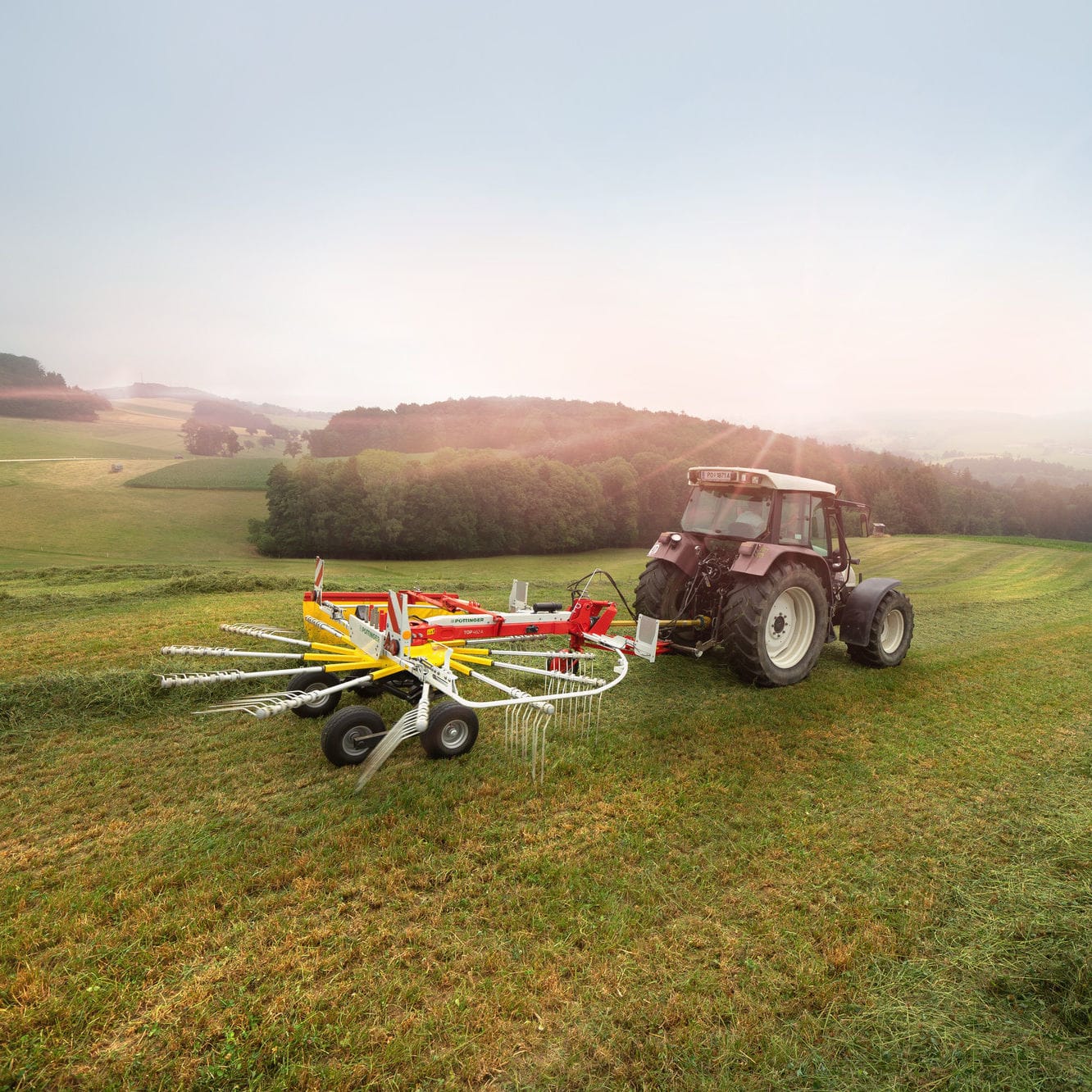Pottinger 421 Single Rotor Rake Rotary rake - TOP series - PÖTTINGER Landtechnik GmbH - side delivery ...