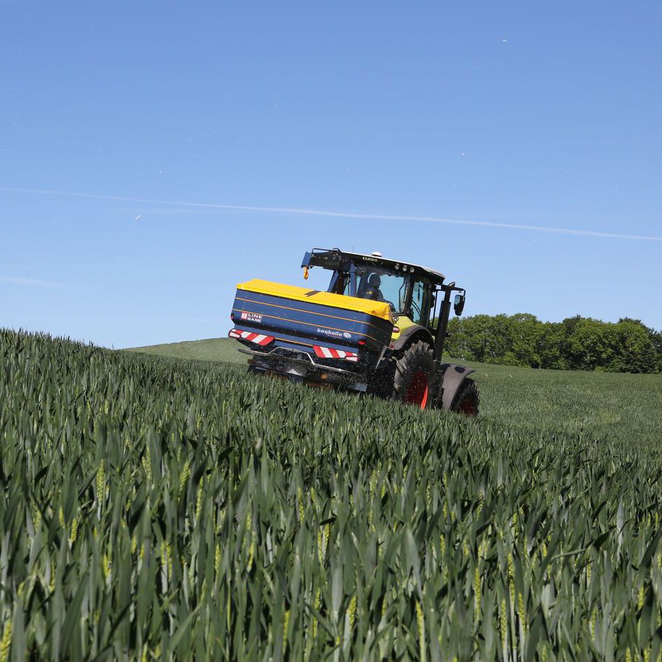 Tractormounted fertilizer spreader M35 base BOGBALLE A/S solid