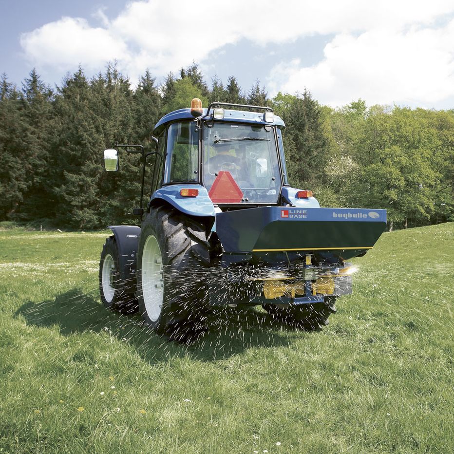 Tractormounted fertilizer spreader L15 base BOGBALLE A/S solid