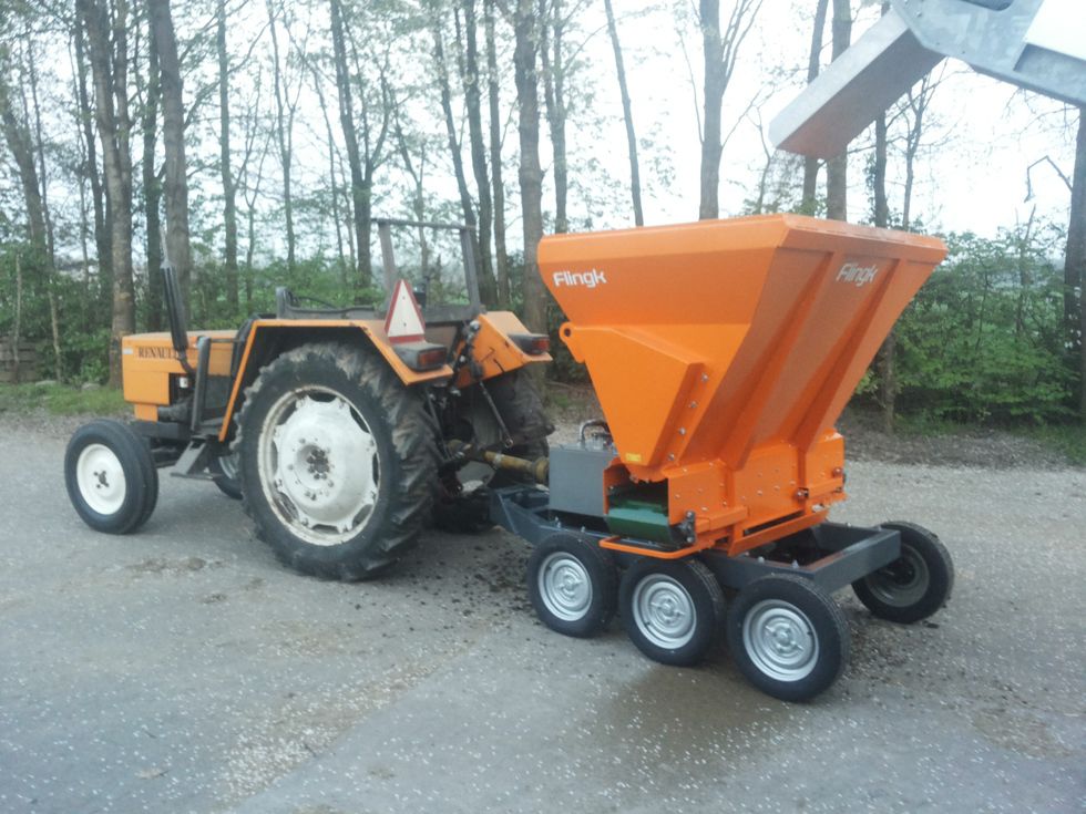 Towed straw bedder - ZXS series - Flingk Machinebouw B.V. - self