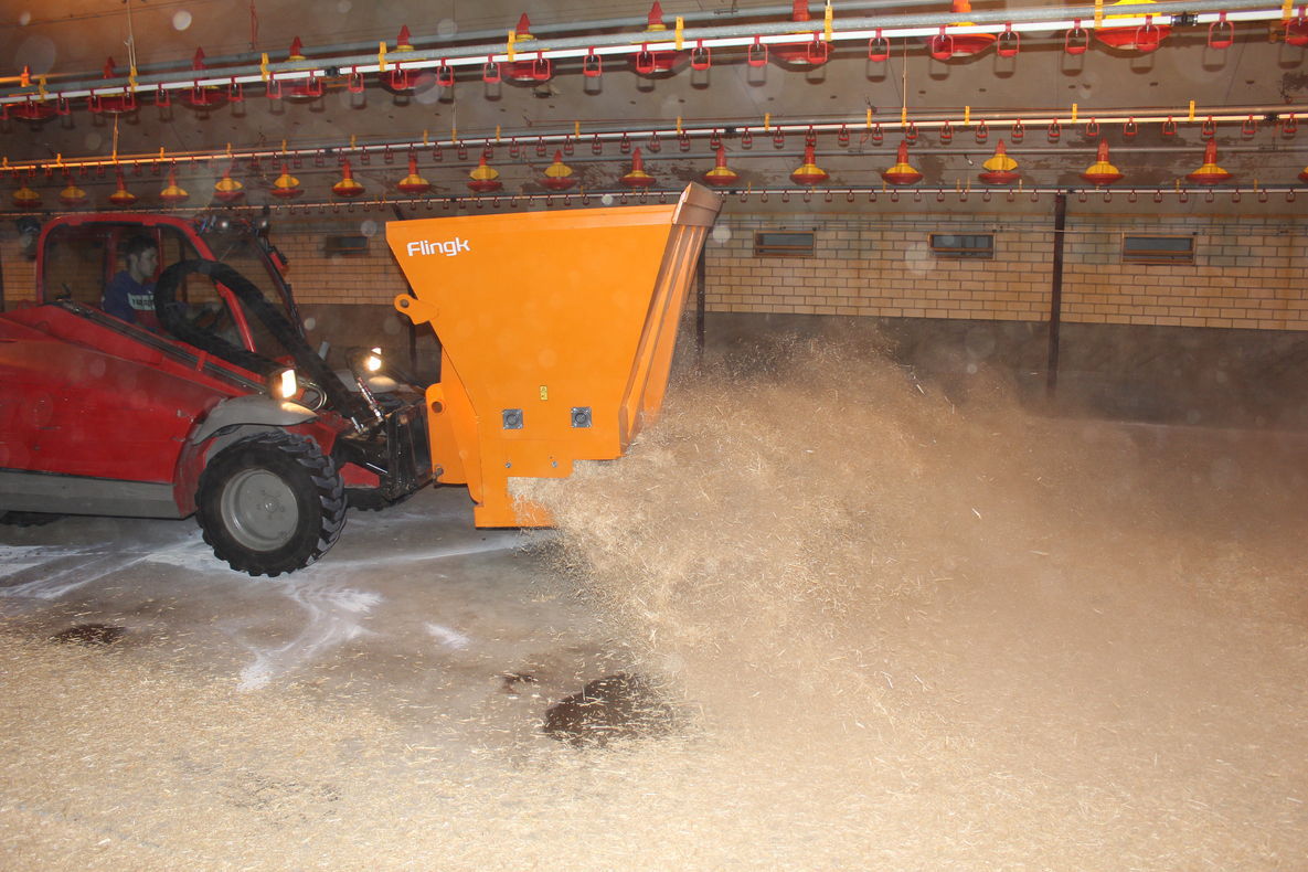 Mounted straw bedder BS series Flingk Machinebouw B.V. for sawdust / bedding / selfunloading