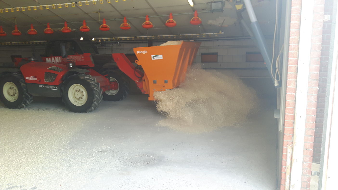 Mounted straw bedder BS series Flingk Machinebouw B.V. for