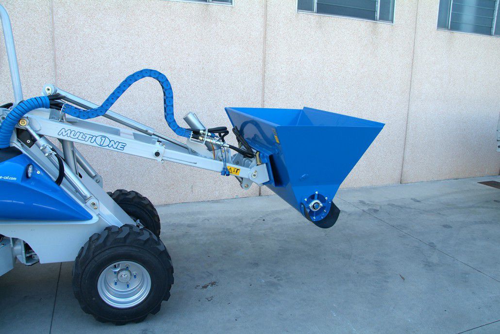 Cattle automatic feeding system 350, 520 MULTIONE s.r.l. tractor