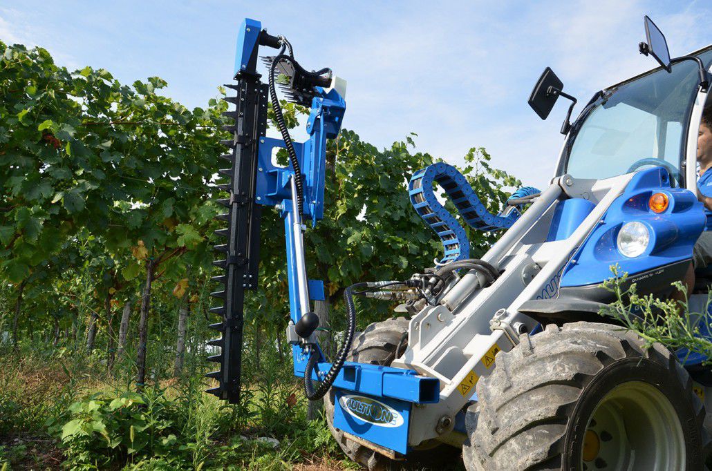 Hydraulic hedge trimmer C890441 MULTIONE s.r.l. mounted