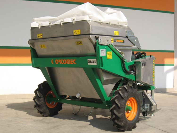 Vegetable harvester ORTOMEC srl trailed / aspiration