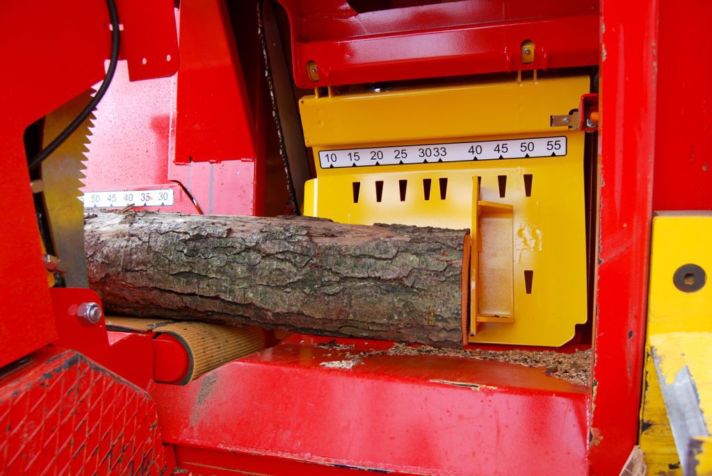 Firewood processor with chainsaw XYLOG 420 RABAUD with belt