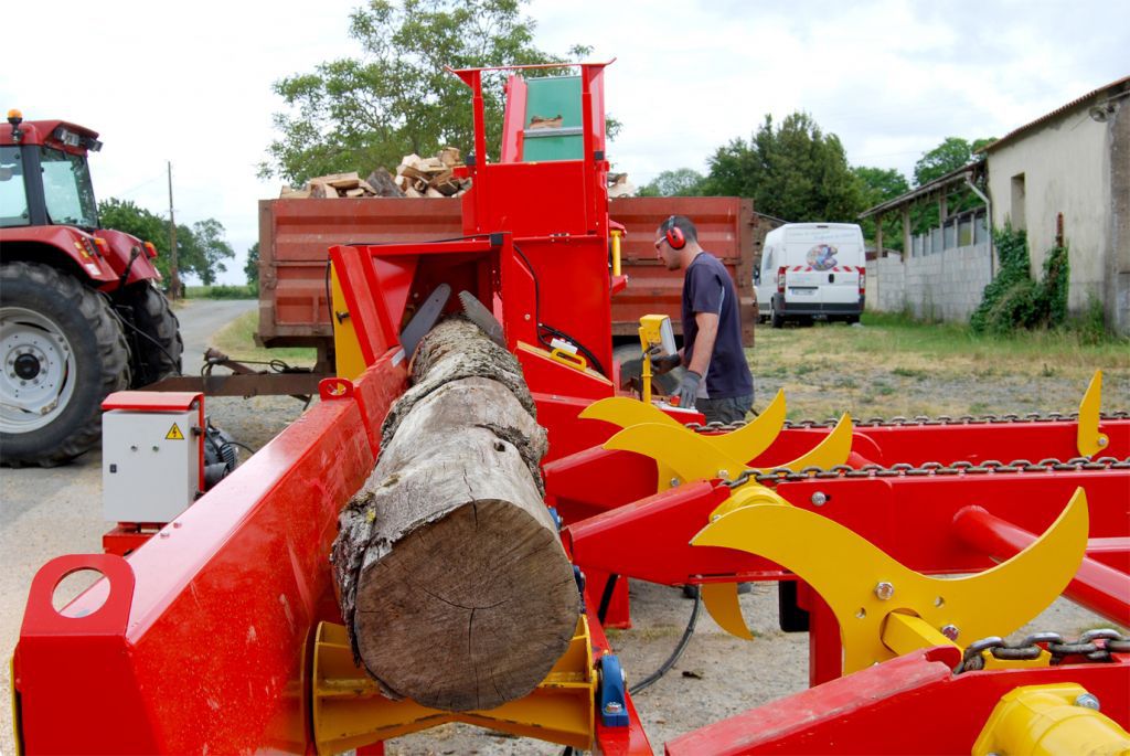 Firewood processor with chainsaw XYLOG 420 RABAUD with belt