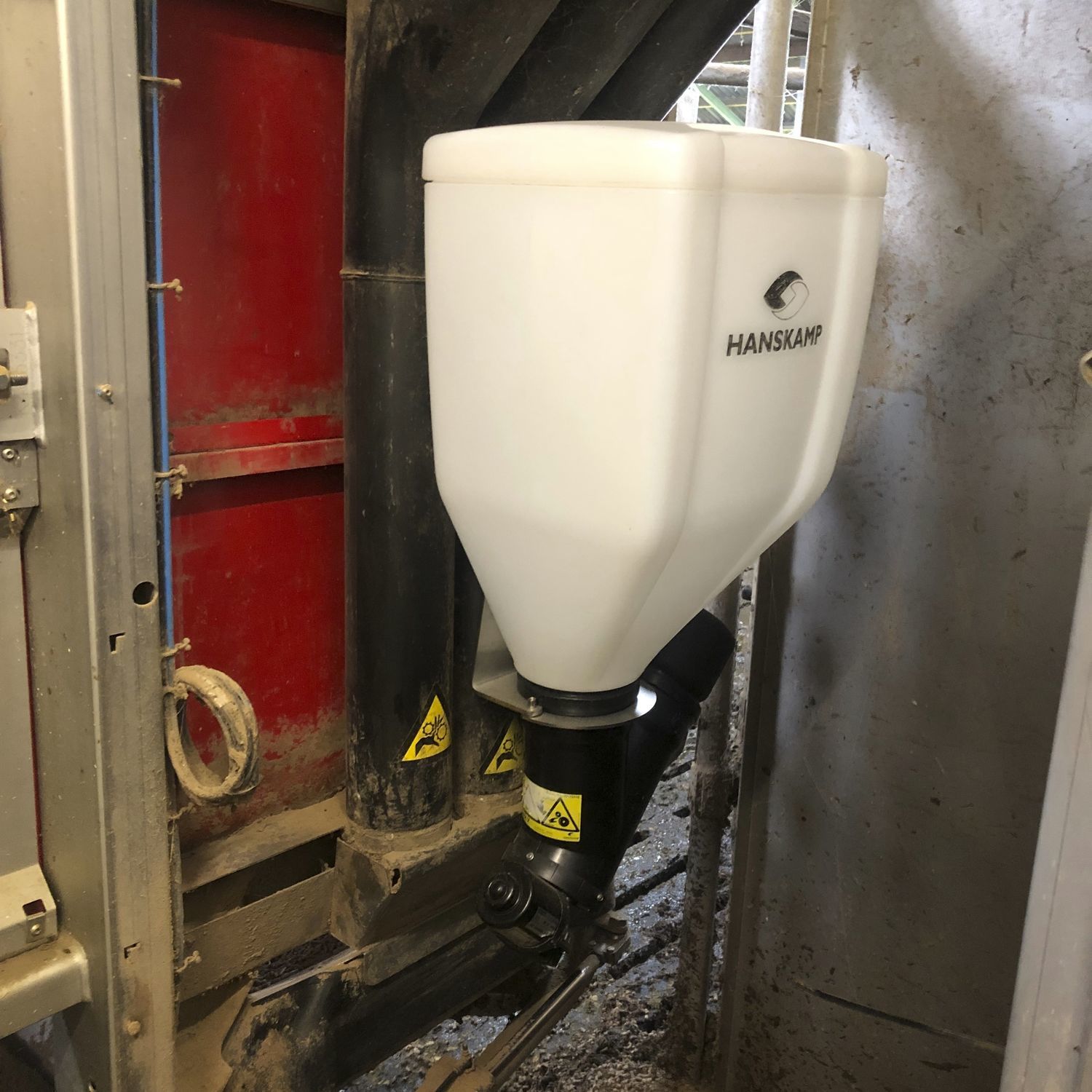Feed dispenser BlackV Hanskamp AgroTech BV for livestock farming