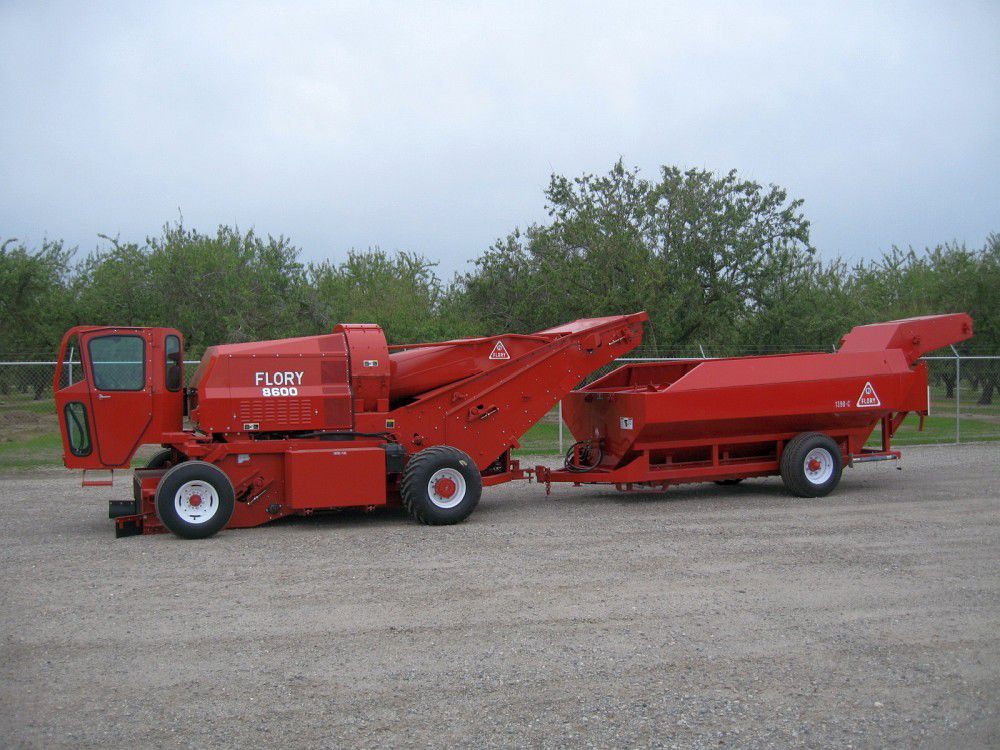 Walnut harvester 8600 Flory Industries almond / selfpropelled