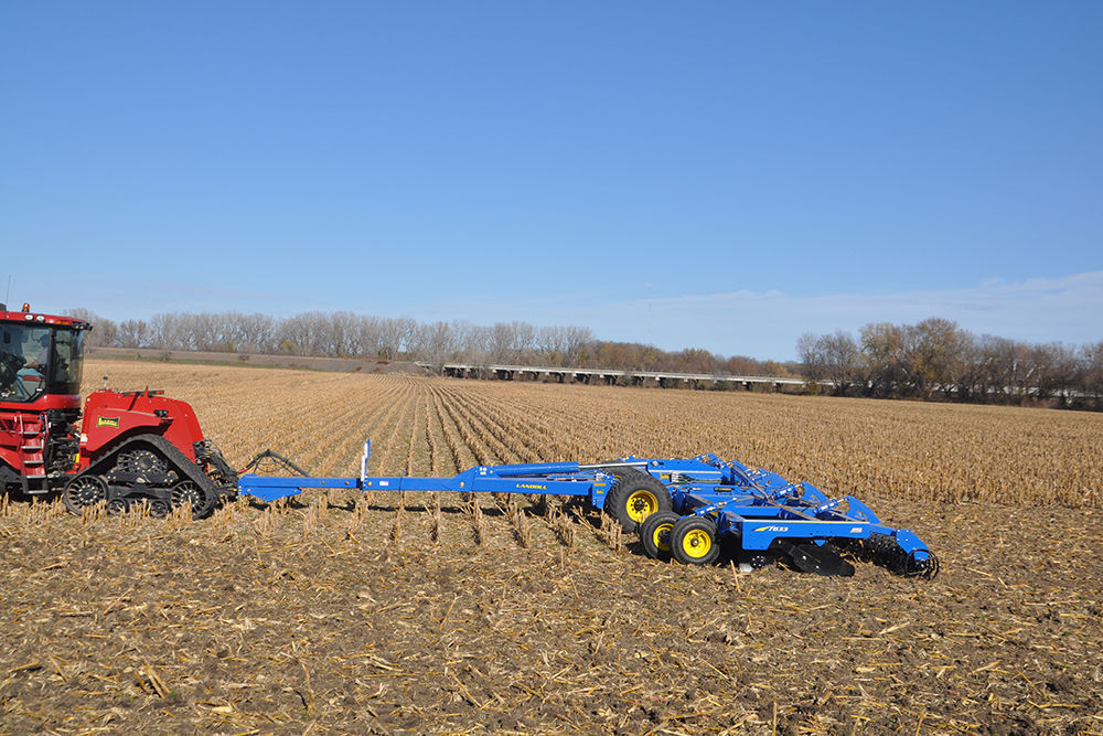 Trailed field cultivator 7800 series Landoll Corporation with