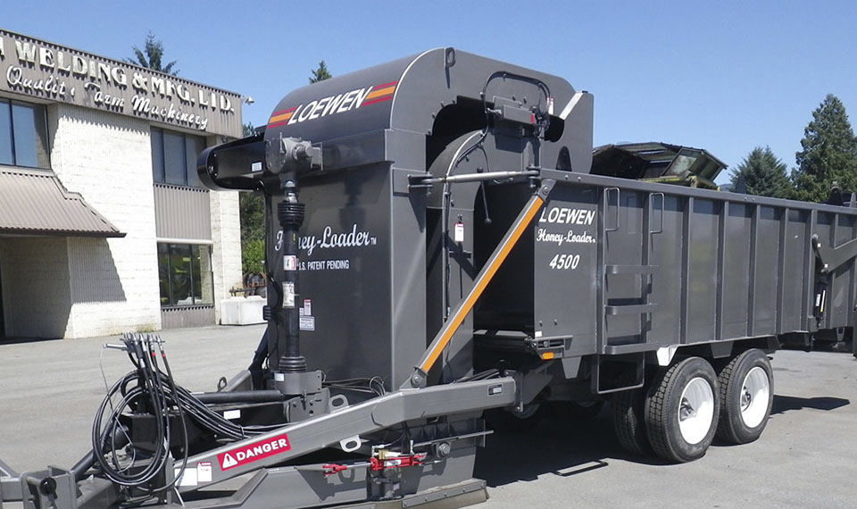 Towed manure scraper HoneyLoader® Loewen Welding & Mfg. Ltd. straight / selfloading