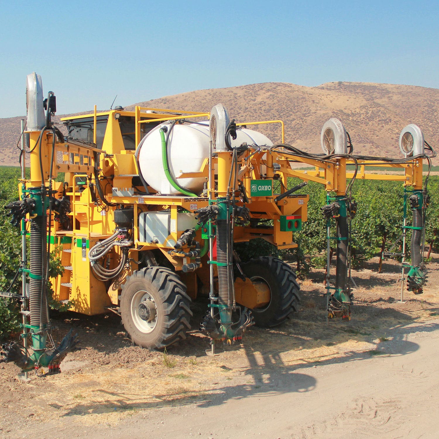 Selfpropelled sprayer 640 Oxbo International Corporation for