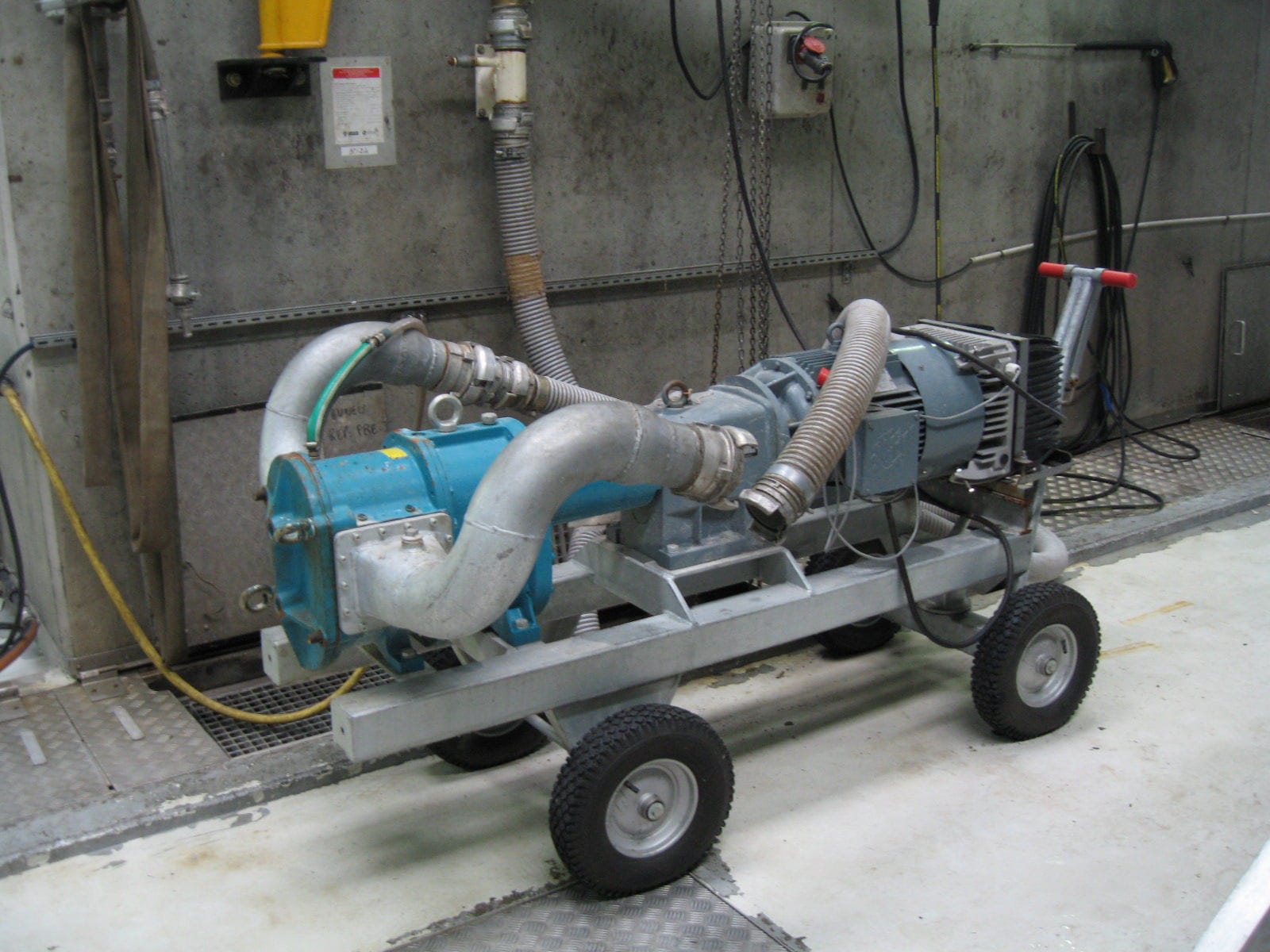Wastewater pump Boerger, LLC with cart / electric