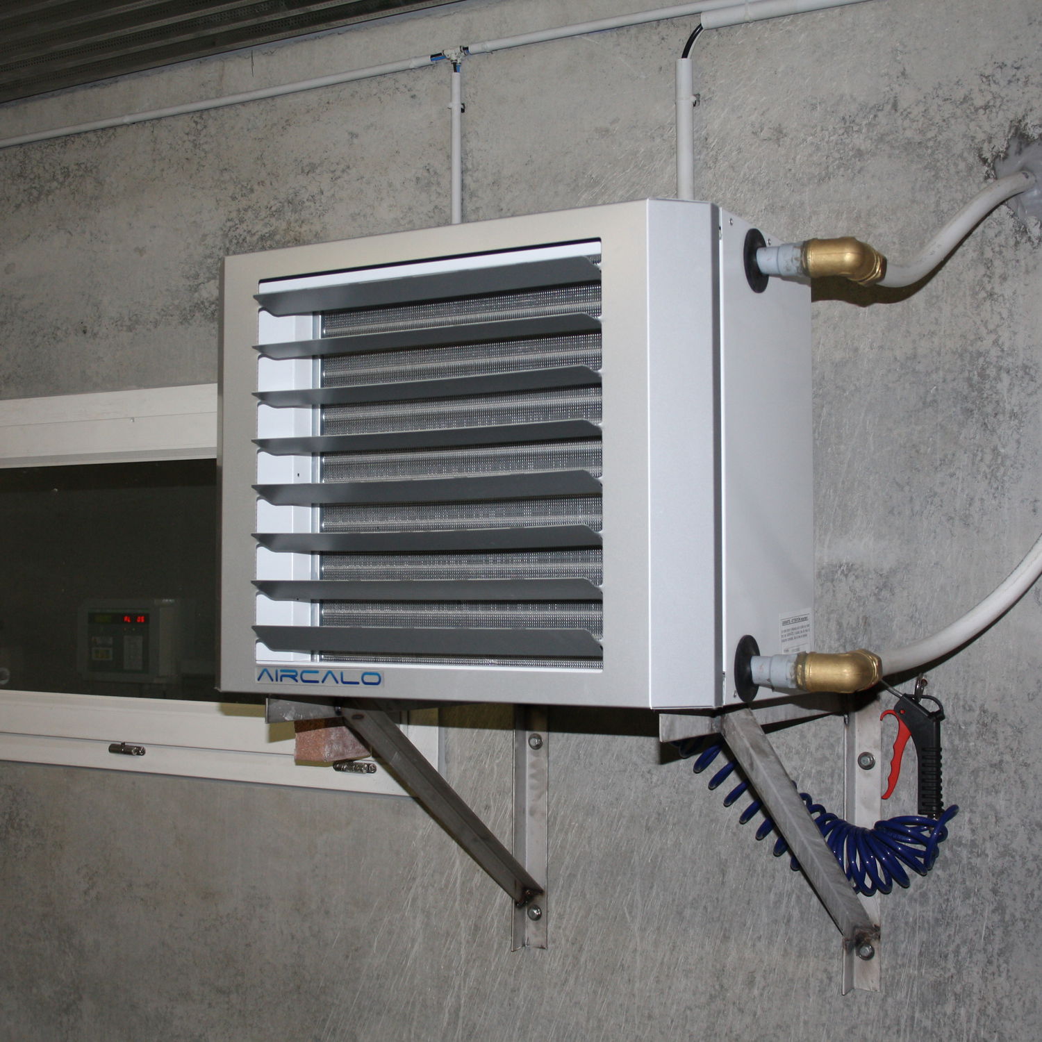 Wallmounted air conditioner Asserva heatrecovery / pig barn
