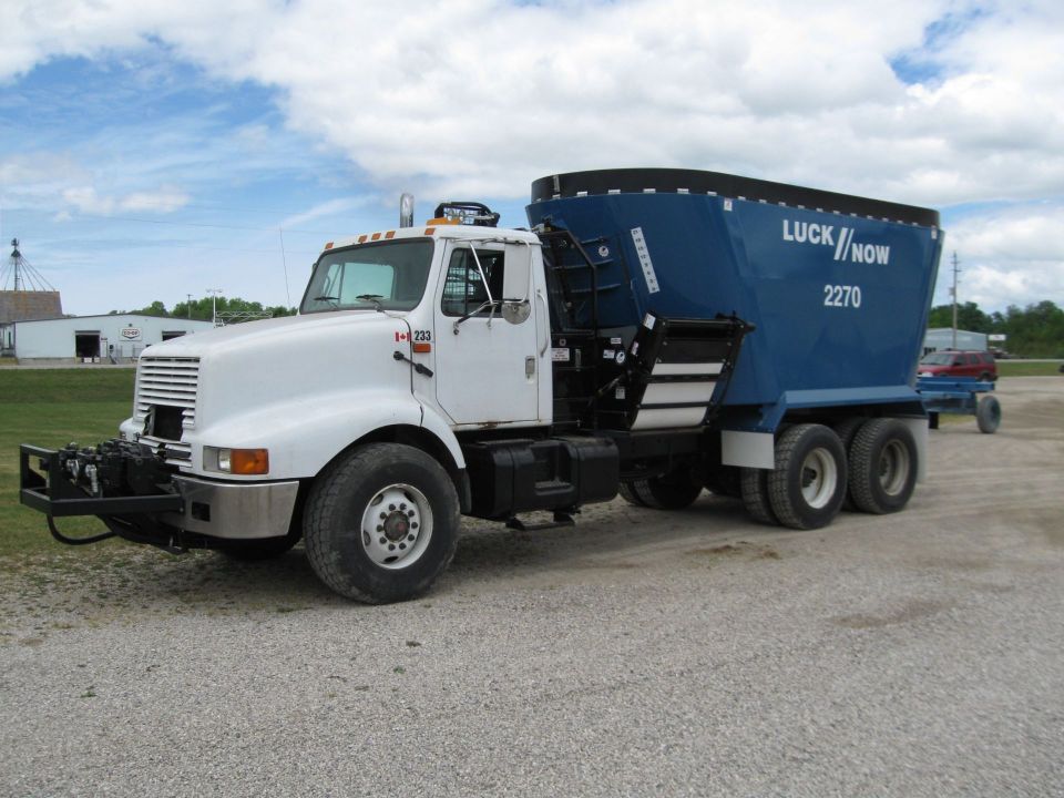 Vertical mixer 2580 LuckNow Products truckmounted / front discharge / 2auger