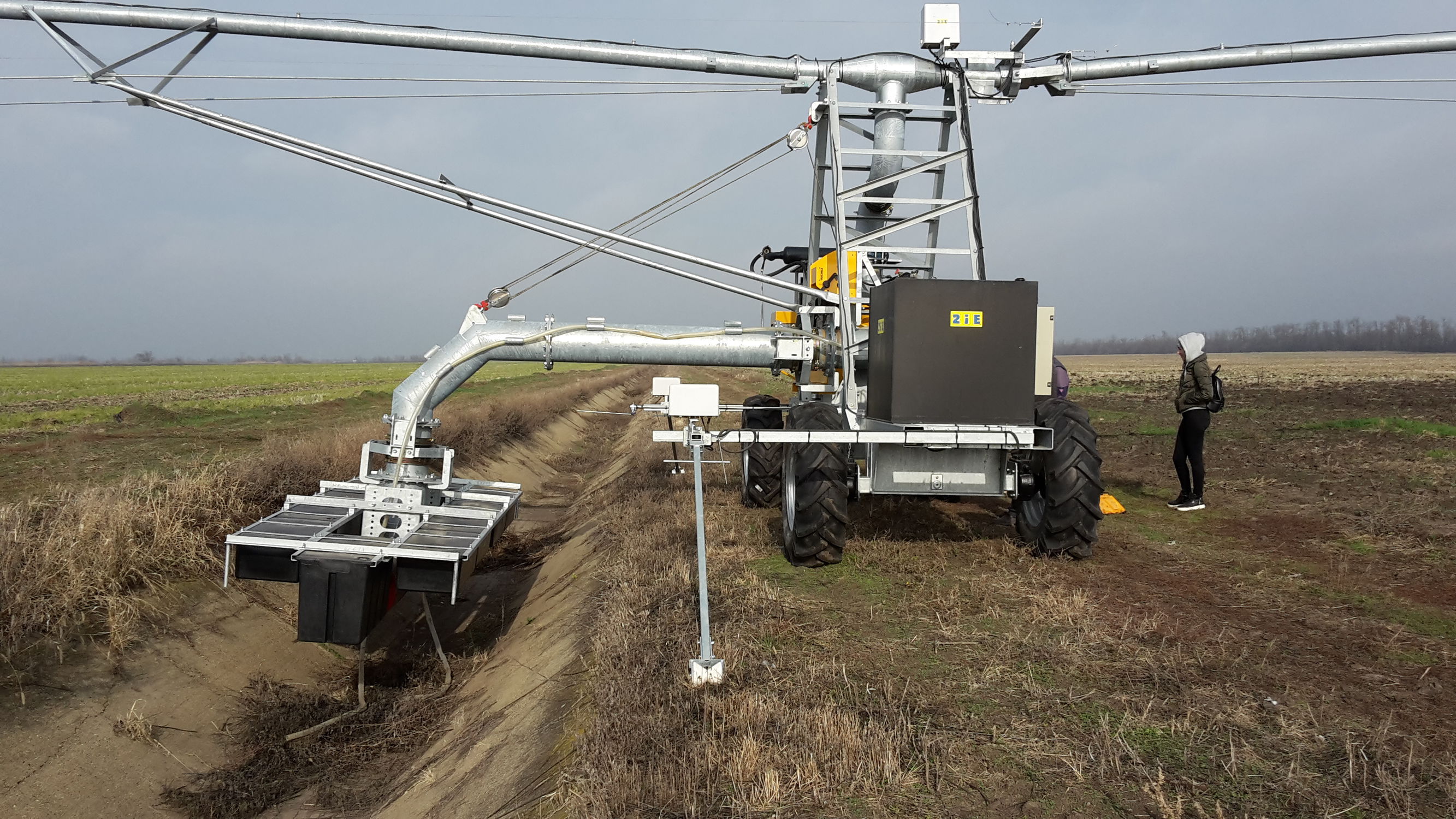 Ditchfed irrigation boom 2IE INTERNATIONAL 4wheel / 2wing