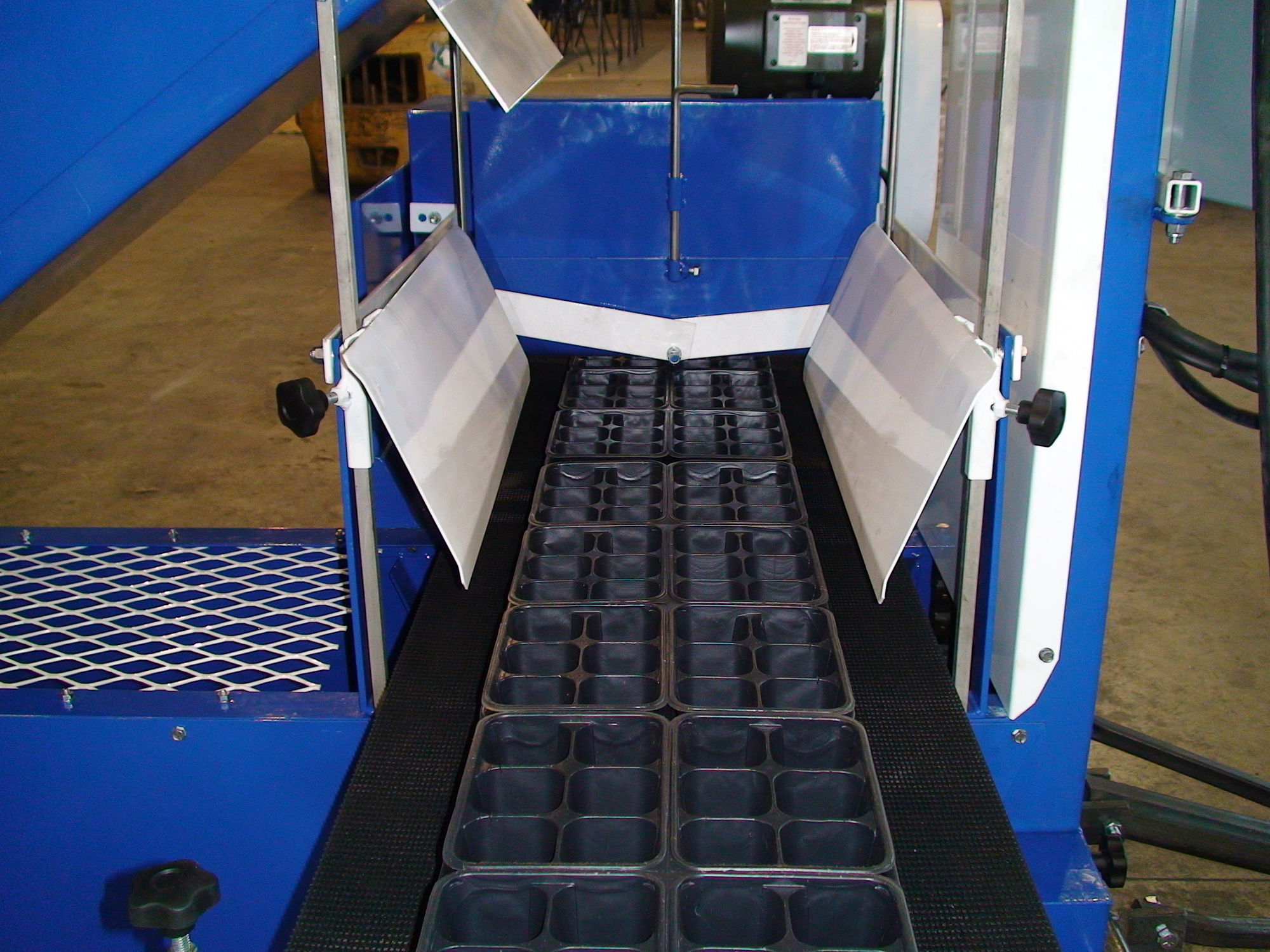 Automatic pot filling machine SB03 Machinerie SB Inc