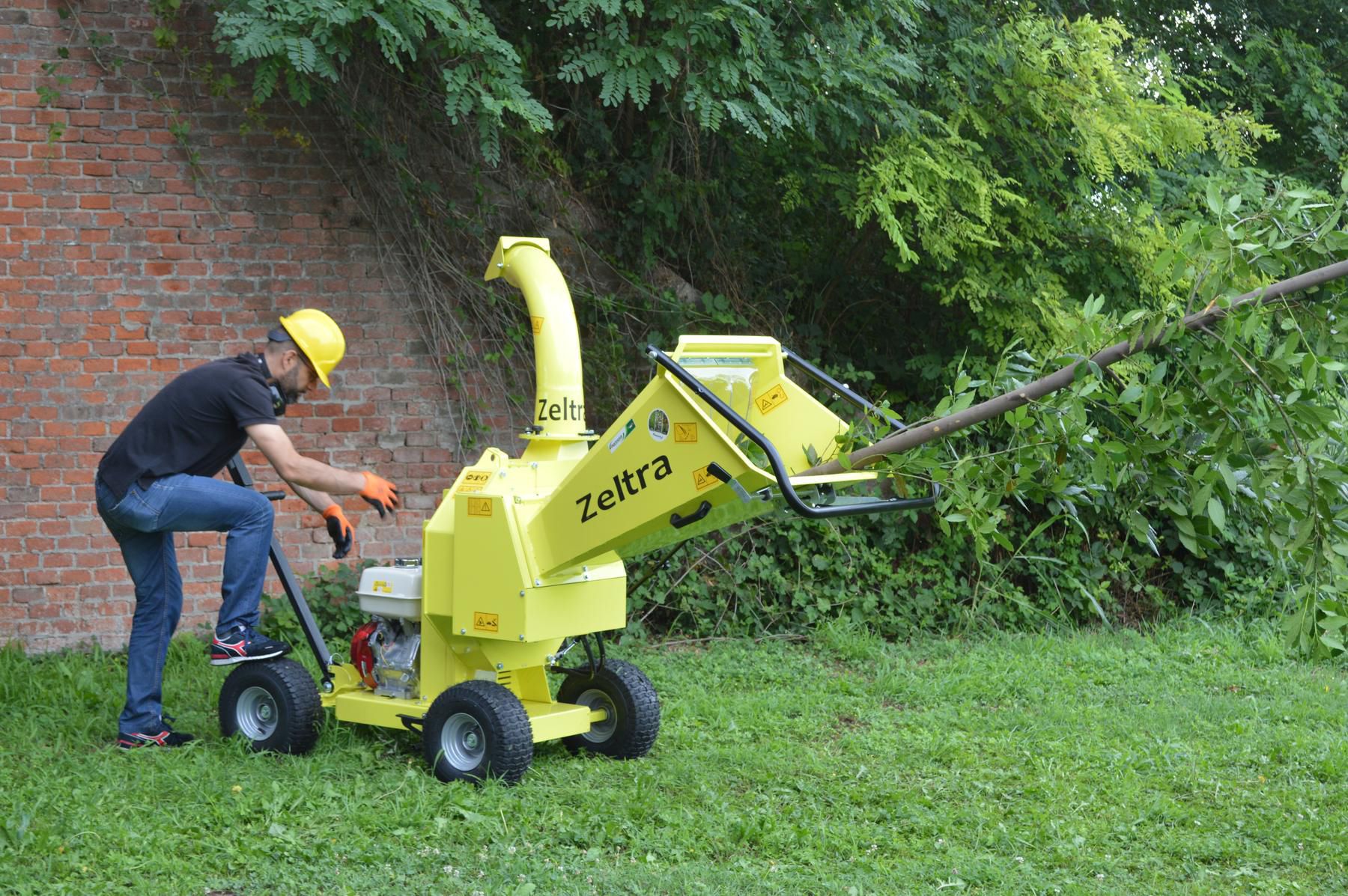 Towed wood chipper - Zeltra - AGRINOVA Srl - mounted / gasoline engine