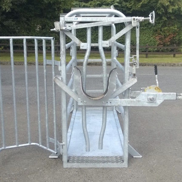 Cows head gate / automatic clamping Self Lock Crush Head Gate O