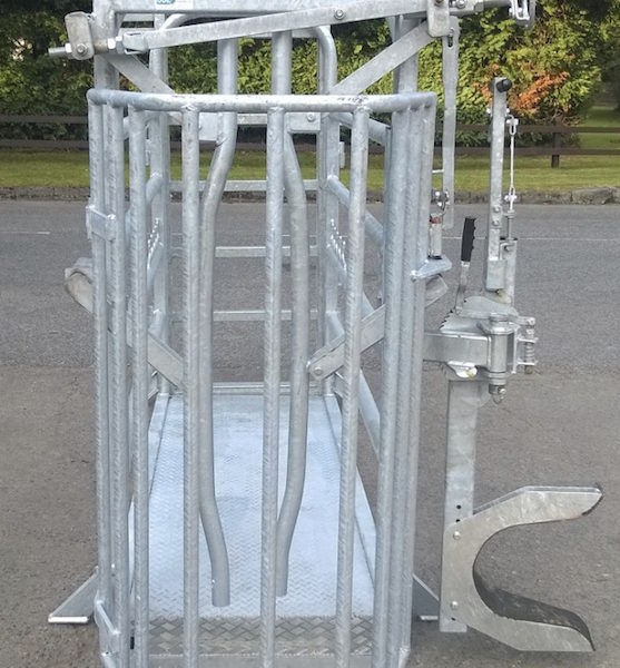 Cows head gate / automatic clamping Self Lock Crush Head Gate O