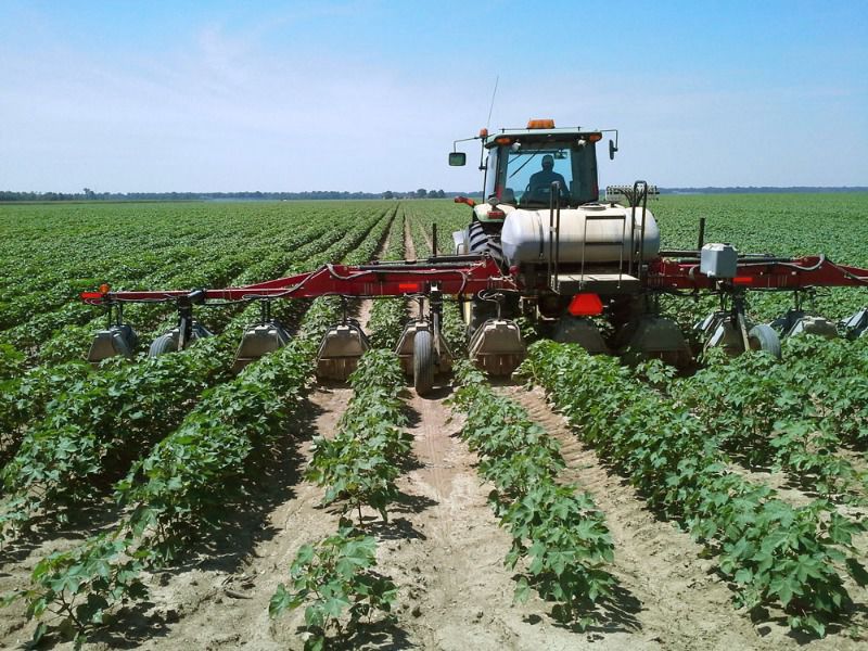 Trailed sprayer 915 Willmar Fabrication, LLC hooded