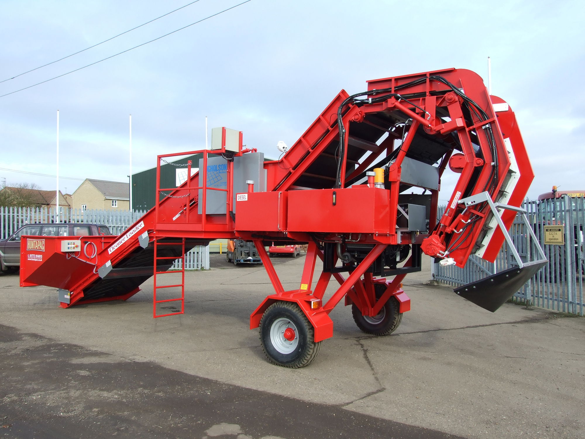Beet cleanerloader CL1200 Nicholson Machinery Ltd. sod peat / potato / towed
