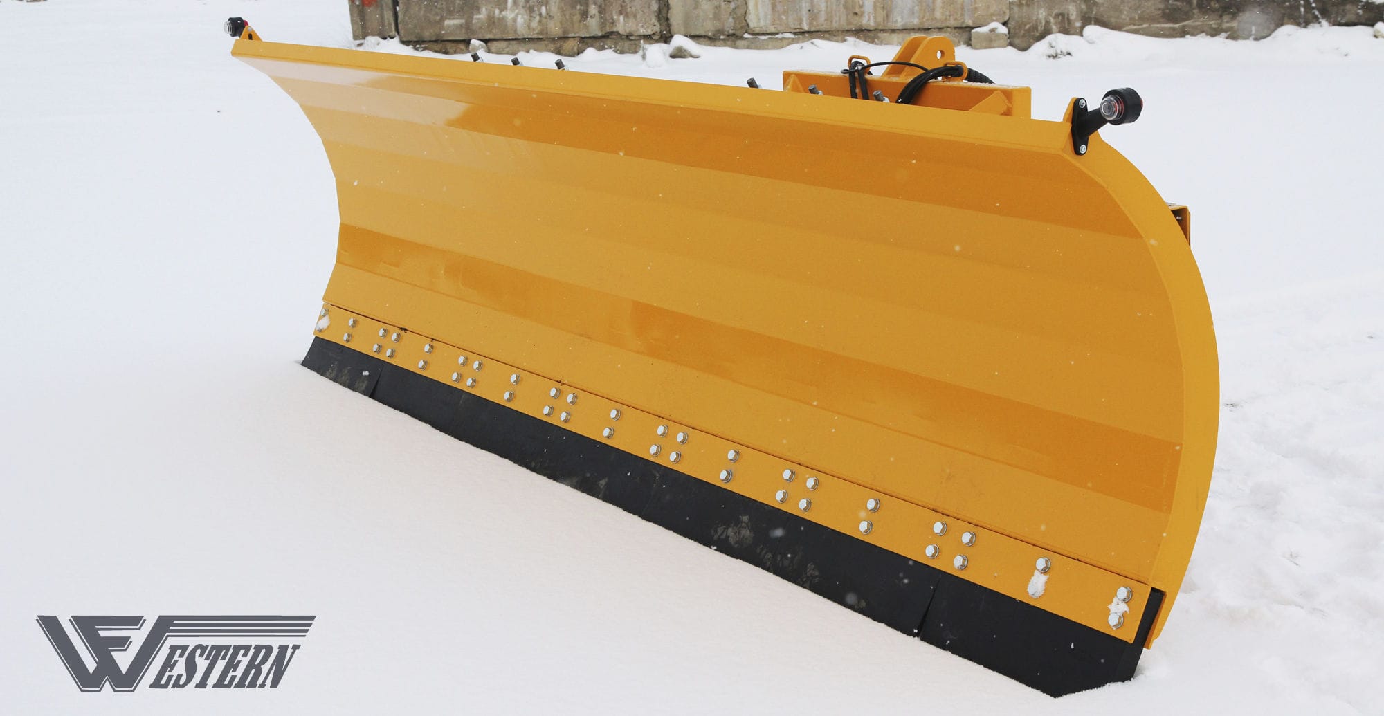 Straight snow blade Western Fabrications with hydraulic adjustment