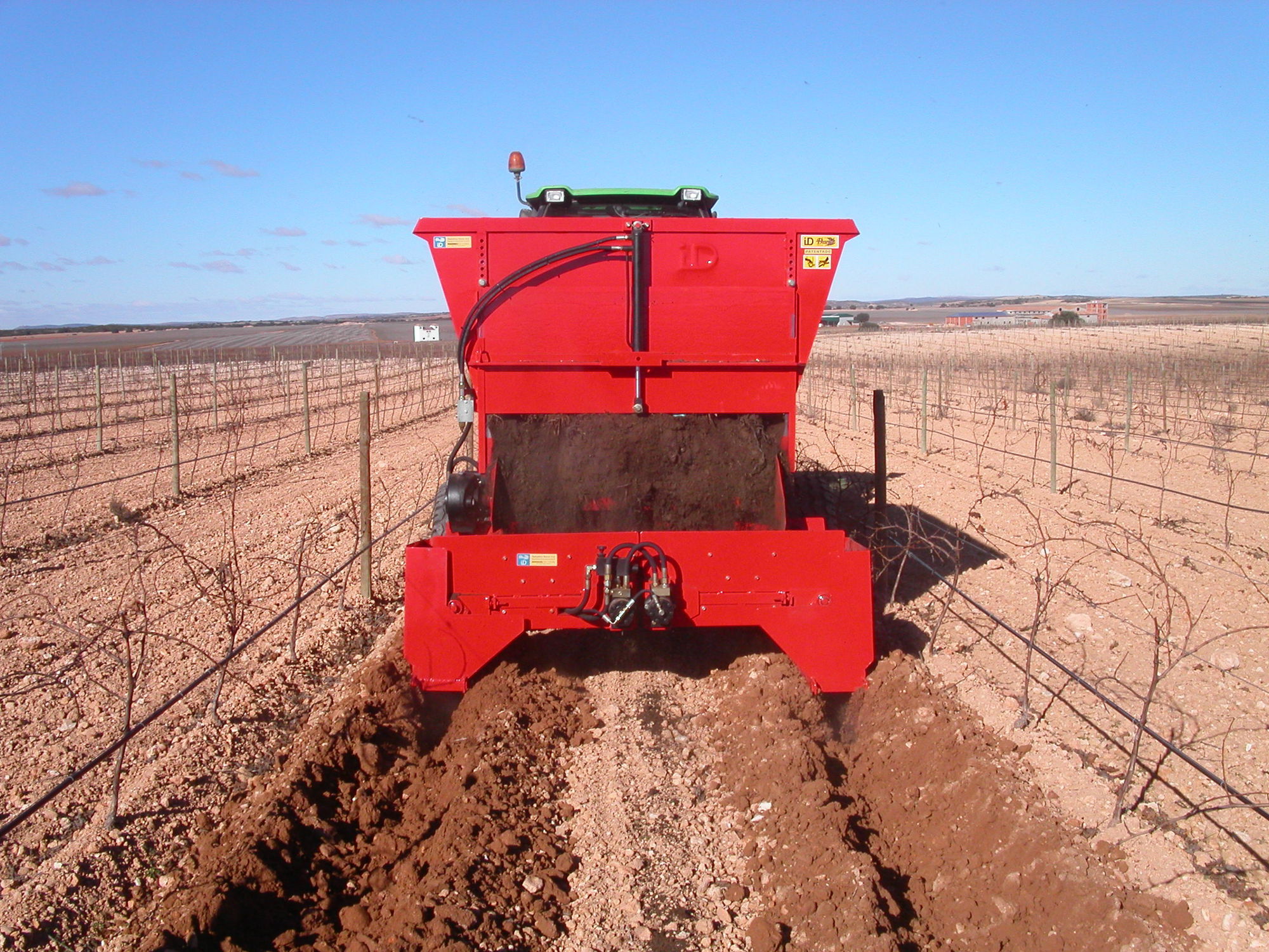 Trailed fertilizer spreader DEA Series iddavid solid / for vineyards