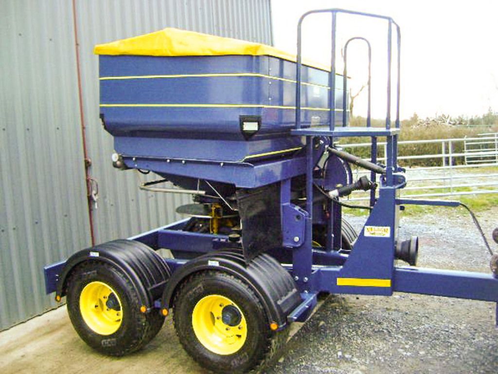 Towed fertilizer spreader Double Axel Bogey Wilson Engineering dry